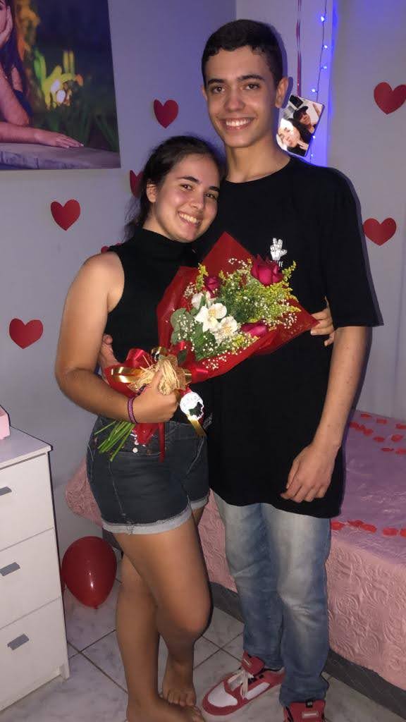 Isa e João celebrando juntos em casa