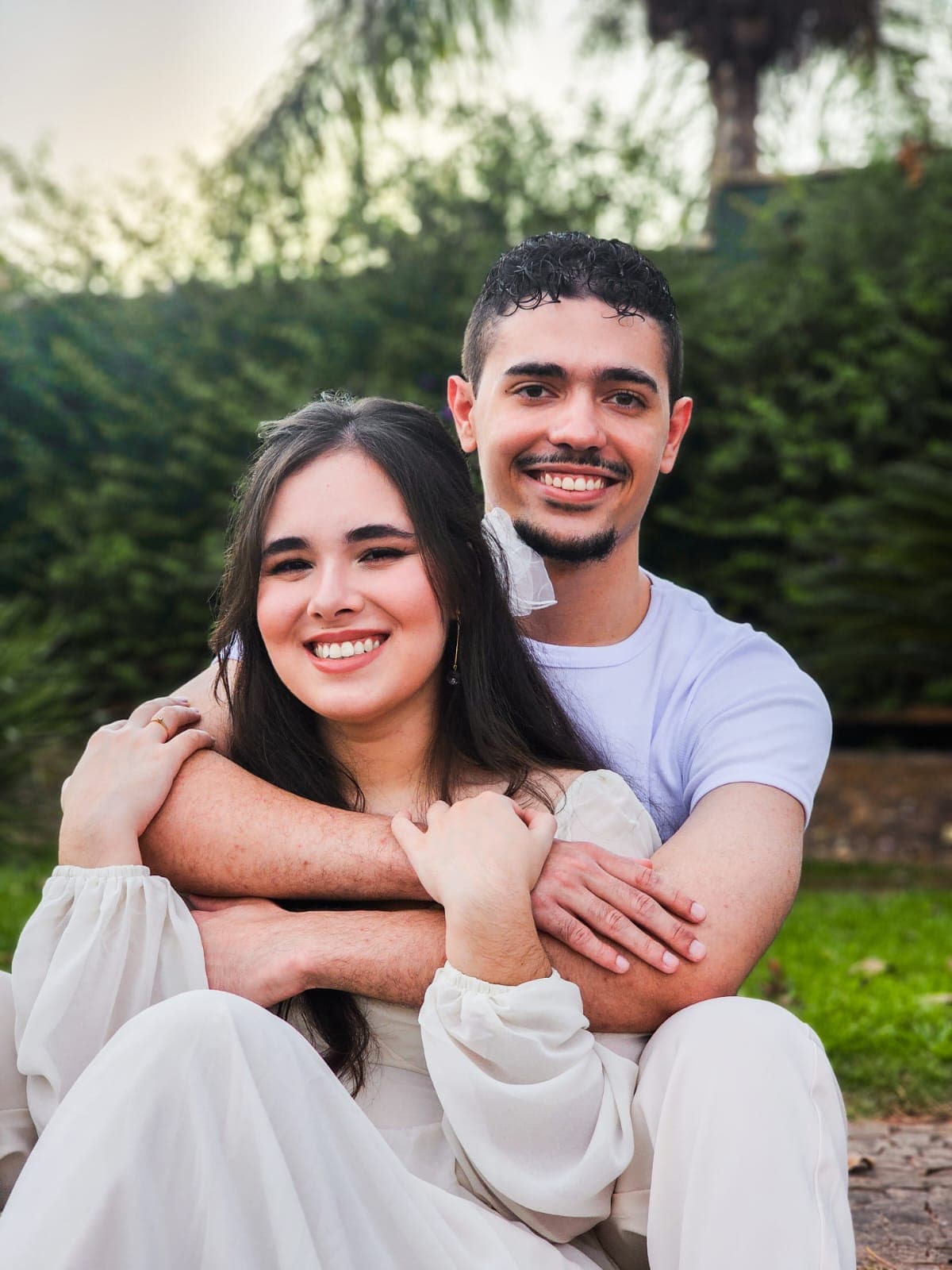 Isa e João abraçados em um retrato ao ar livre